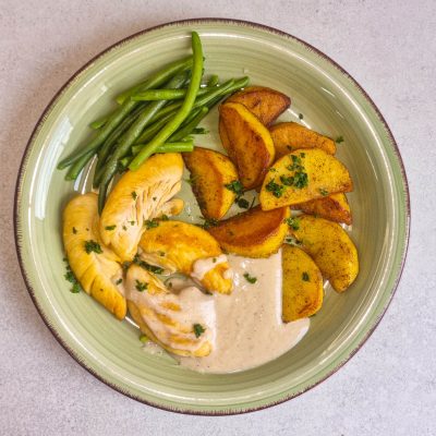 Hähnchenbrustfilet mit Senf-Sahnesoße, Röstkartoffeln und Gemüse