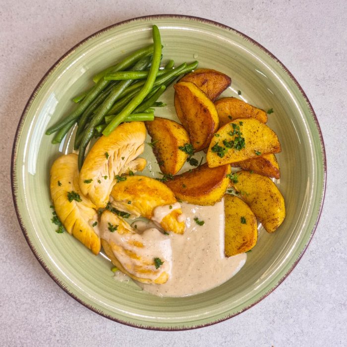 Hähnchenbrustfilet mit Senf-Sahnesoße, Röstkartoffeln und Gemüse