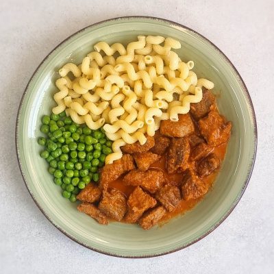 Zartes Rindergulasch mit Nudeln und Gemüse