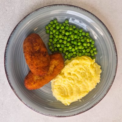 Chicken Kiev mit Käse-Butter-Füllung, Kartoffelpüree und Gemüse