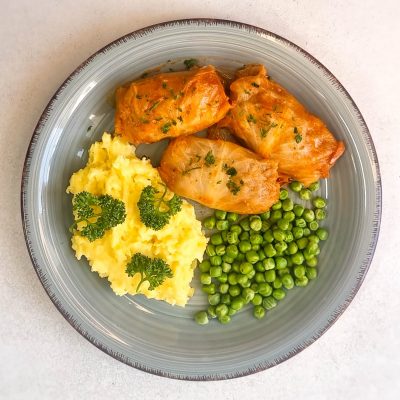 Gefüllte Paprika mit Rinderhack in Tomatensoße, Salzkartoffeln und Gemüse