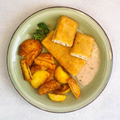 Paniertes Alaska-Seelachsfilet mit Dill-Sahnesoße, Salzkartoffeln und Gemüse