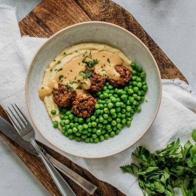 Gemüsebällchen mit Pilzrahmensoße und Nudeln